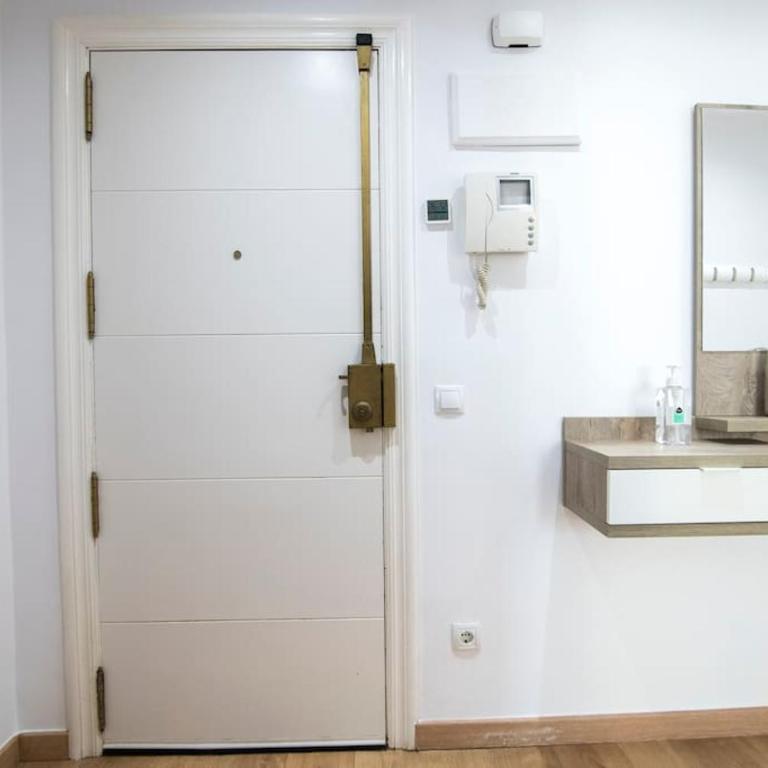 Piso reformado cerca de la Playa y el Supermercado - Two-Bedroom Apartment with Balcony - 17