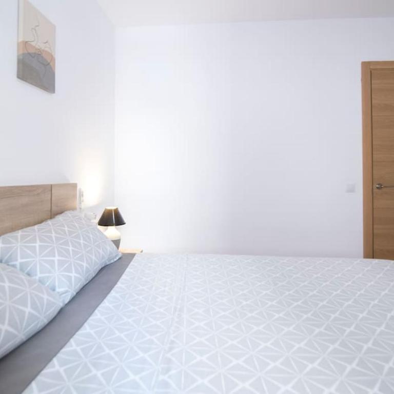 Piso reformado cerca de la Playa y el Supermercado - Two-Bedroom Apartment with Balcony - 30