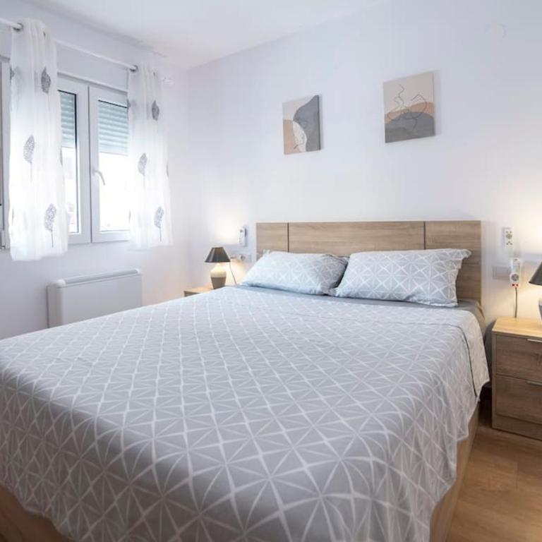 Piso reformado cerca de la Playa y el Supermercado - Two-Bedroom Apartment with Balcony - 32
