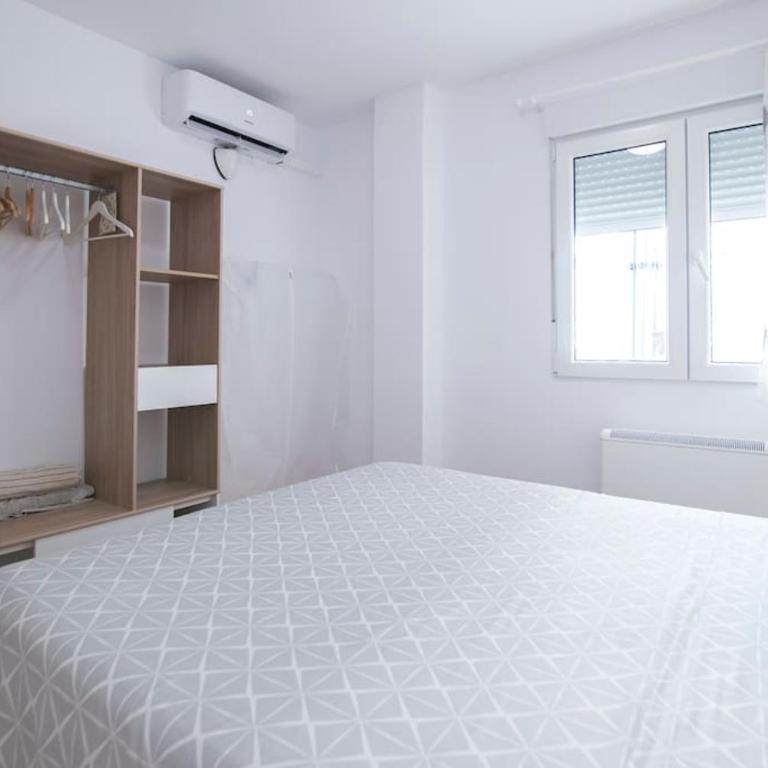 Piso reformado cerca de la Playa y el Supermercado - Two-Bedroom Apartment with Balcony - 33