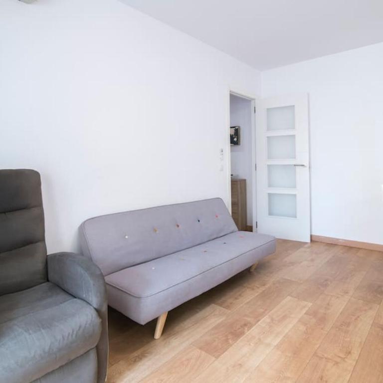 Piso reformado cerca de la Playa y el Supermercado - Two-Bedroom Apartment with Balcony - 37