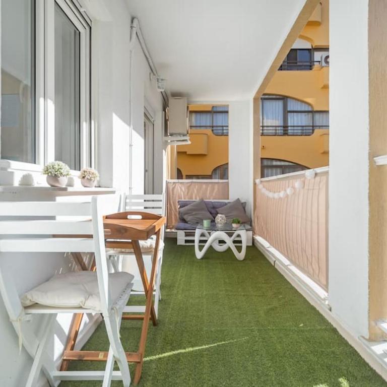 Piso reformado cerca de la Playa y el Supermercado - Two-Bedroom Apartment with Balcony - 38