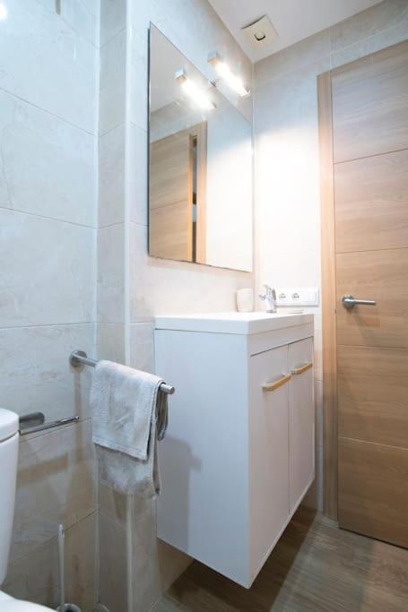 Piso reformado cerca de la Playa y el Supermercado - Two-Bedroom Apartment with Balcony - 41
