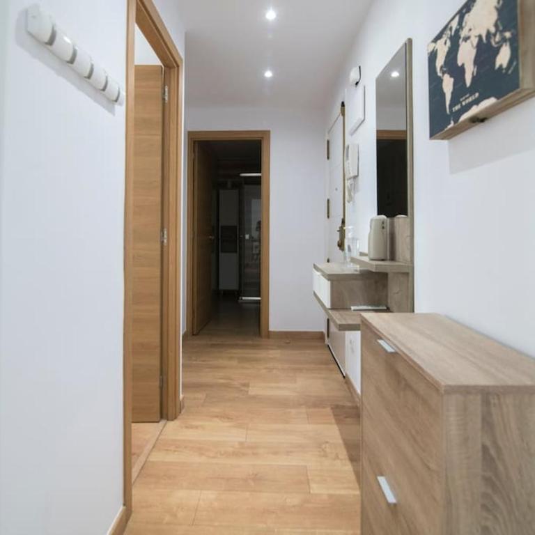 Piso reformado cerca de la Playa y el Supermercado - Two-Bedroom Apartment with Balcony - 44