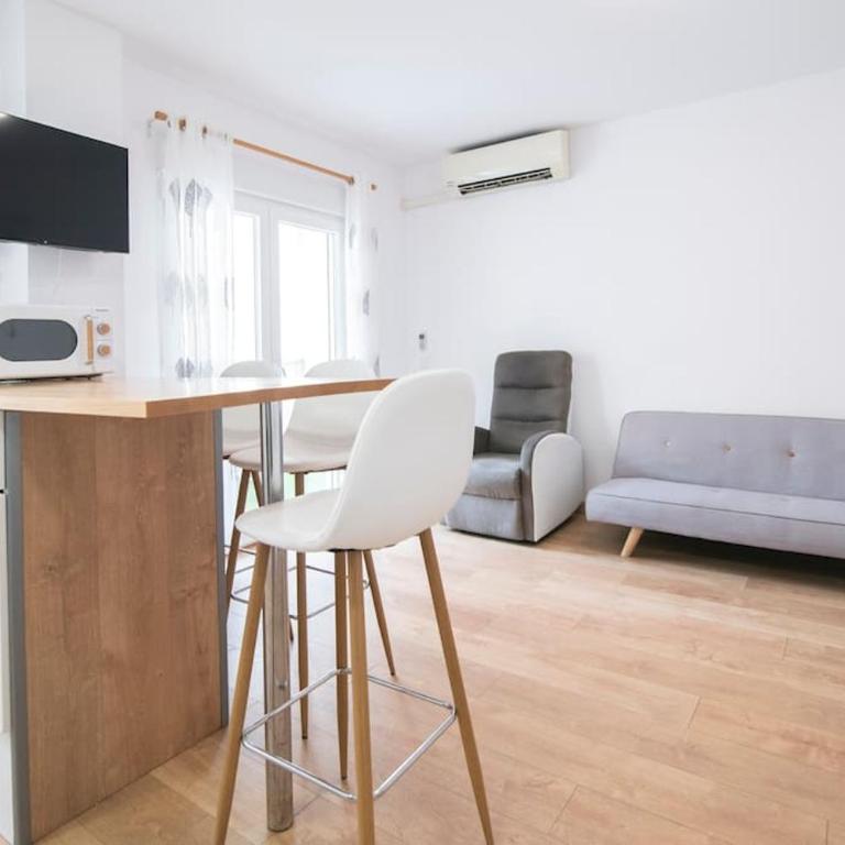 Piso reformado cerca de la Playa y el Supermercado - Two-Bedroom Apartment with Balcony - 47
