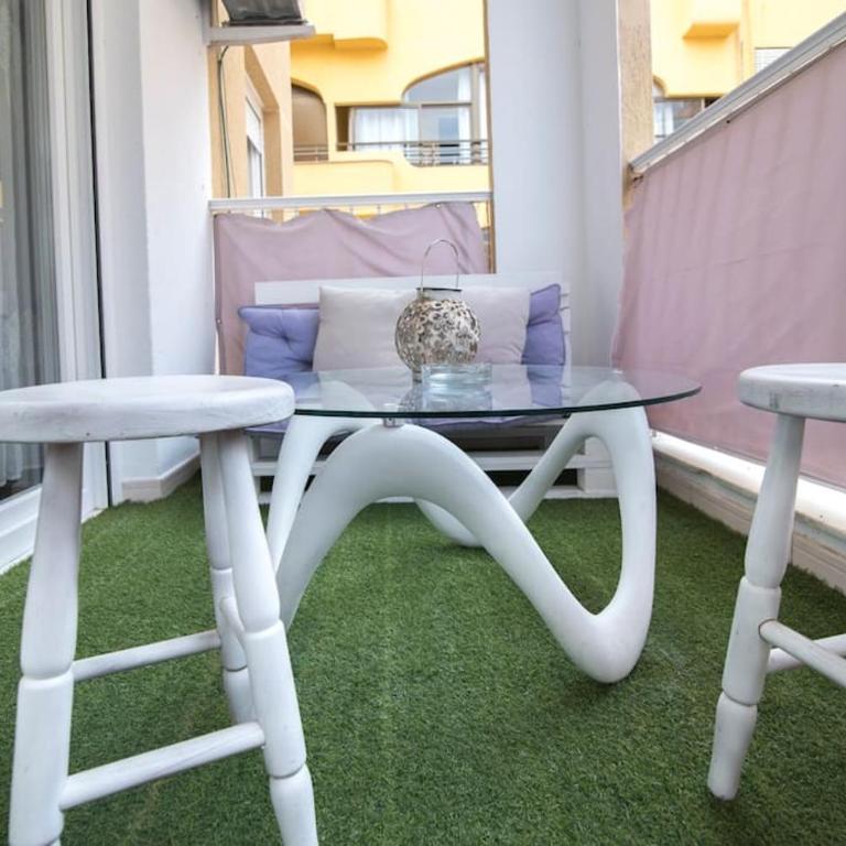 Piso reformado cerca de la Playa y el Supermercado - Two-Bedroom Apartment with Balcony - 52