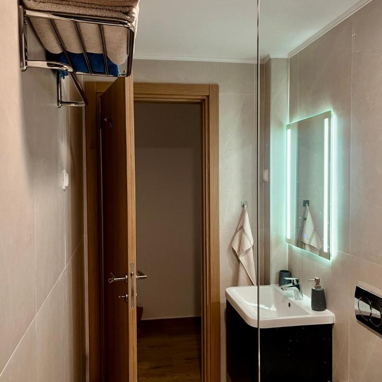 Lavender Apartment - Close to the Beach - Private Garage Parking - One-Bedroom Apartment - 10