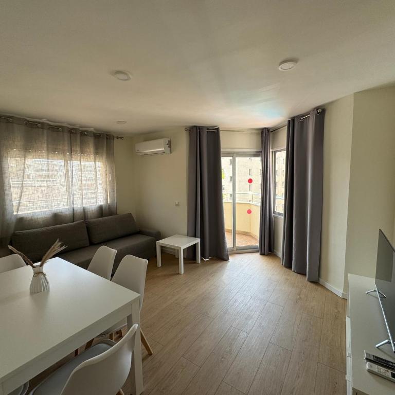 M10 Salou apartaments - Two-Bedroom Apartment with Pool View - 3