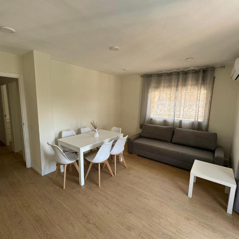 M10 Salou apartaments - Two-Bedroom Apartment with Pool View - 10