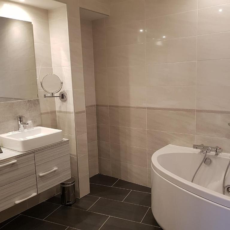 Brit Hotel de Grignan Vichy - Suite avec Baignoire Spa - 2