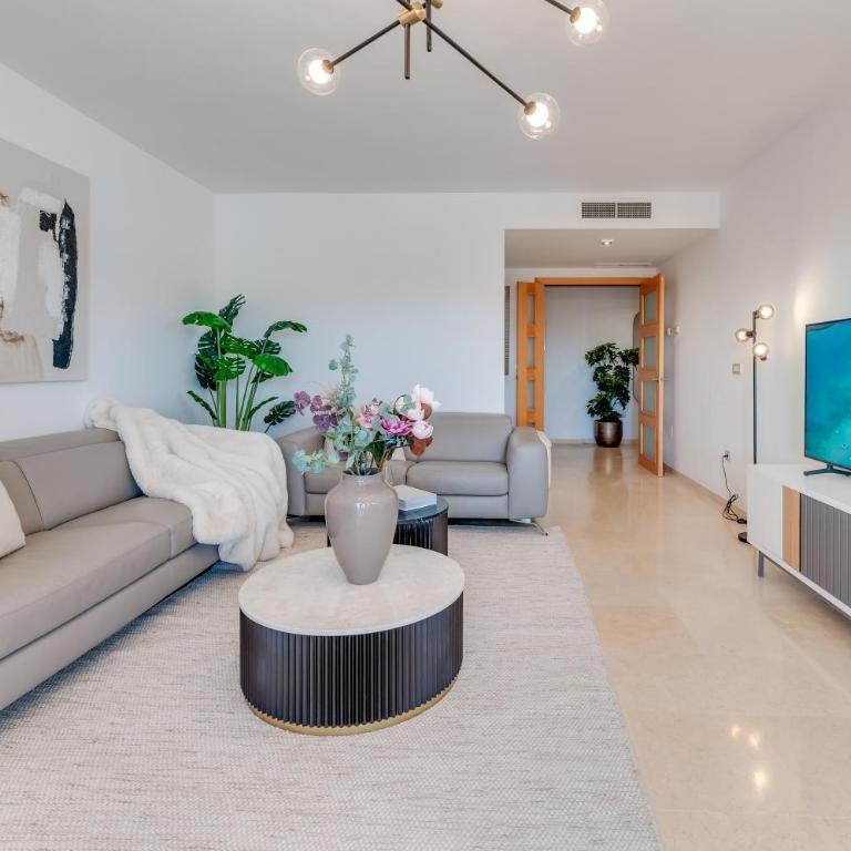 VACATION MARBELLA I The Sunrise Golden Mile Flat, Next to Convention Center, Recently Refurbished, Prime Location, 300m to the BEACH - Apartamento de 3 dormitorios - 25