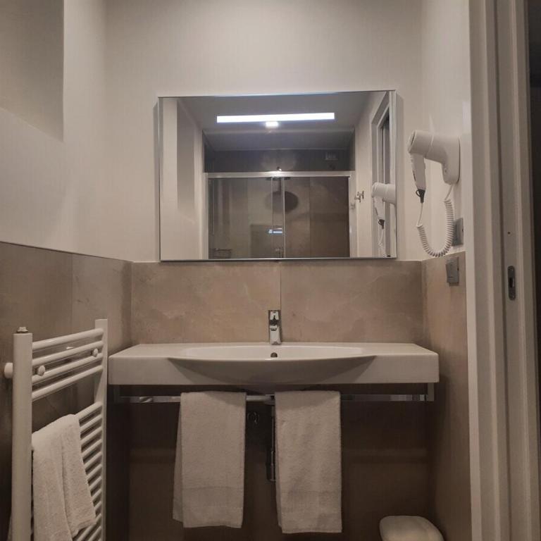 Smart Apartment Sei Chiese - TWA - Twin Room with Private Bathroom - 3