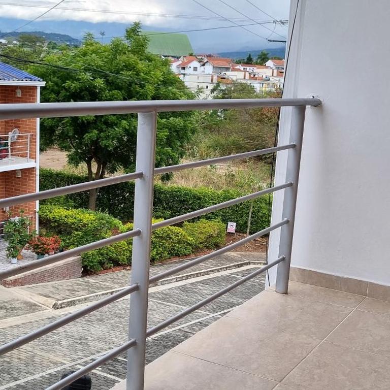 Acogedora y amplia casa en Anapoima con piscina en condominio cerrado - hasta 8 personas - Casa - 7