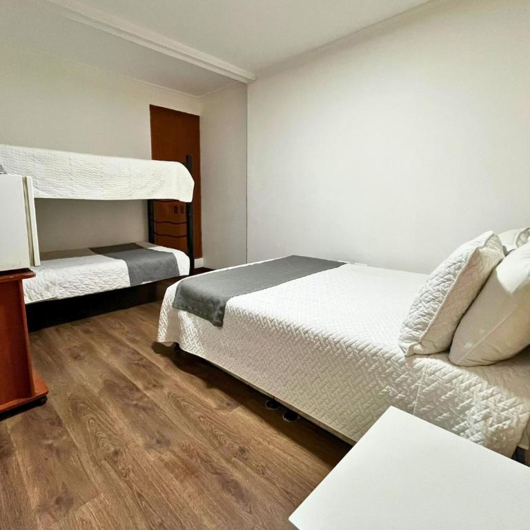 Titas House Bogota - Quadruple Room with Private Bathroom - 5