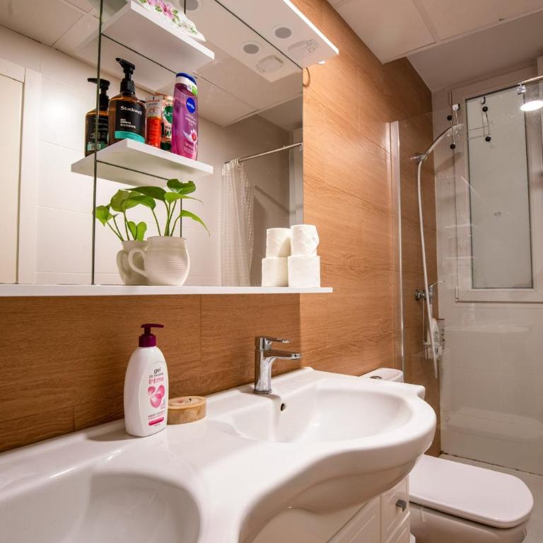 Mirador 1 del Mercado Central - habitacion con baño privado en el centro de la Ciudad Vella - One-Bedroom Apartment - 14