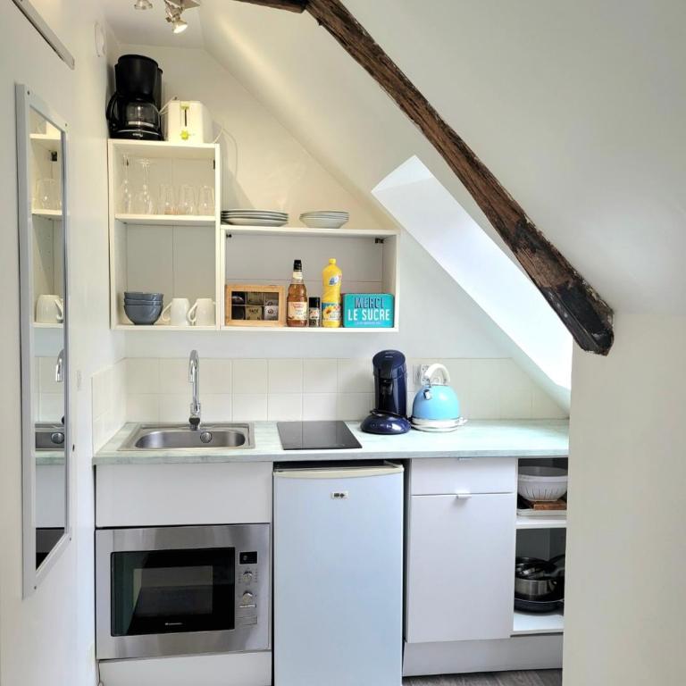 L établissement LA PLAGE A 2 PAS vous propose, 3 Appartements DEUX chambres, 1 appartement une pièce , NETFLIX, lits faits à votre arrivée, serviettes de toilette, Ménage, Wifi, en hyper centre ,Plage à 100m, BOX à Vélos, paiement 3 fois sans frais - Studio - 10
