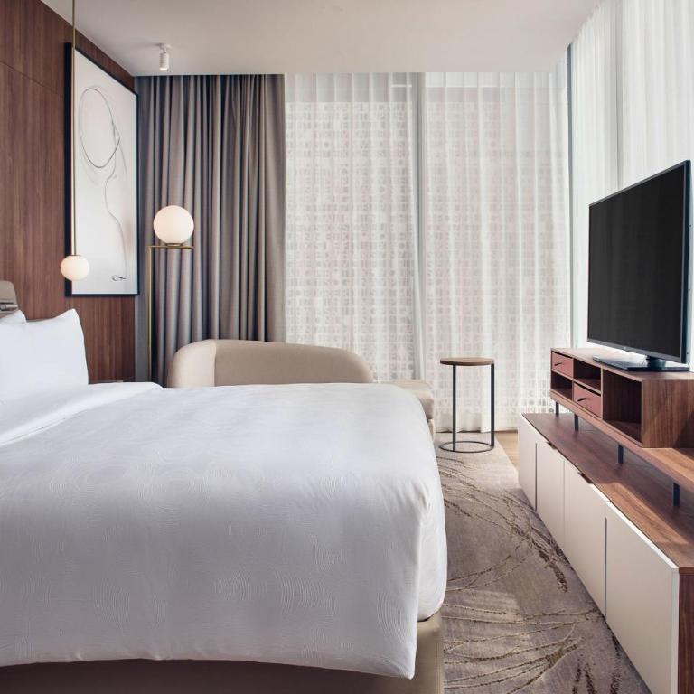 JW Marriott Hotel Guadalajara - Habitación Deluxe con 1 cama extragrande y vistas a la ciudad - Planta executive - 3