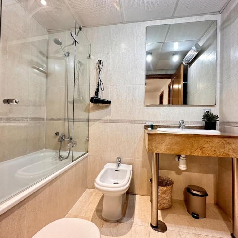Amplio y Lujoso con vistas - Three-Bedroom Apartment - 18