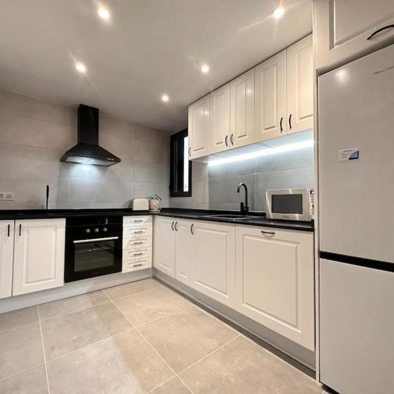 Amplio y Lujoso con vistas - Three-Bedroom Apartment - 20
