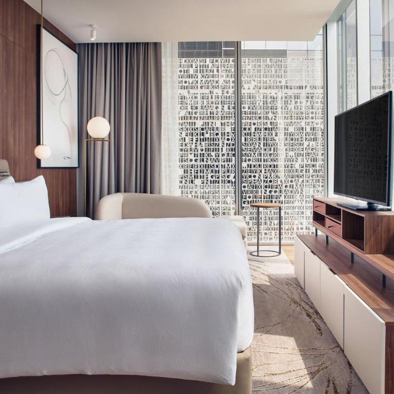 JW Marriott Hotel Guadalajara - Habitación Deluxe con 1 cama extragrande y vistas a la ciudad - Planta executive - 4