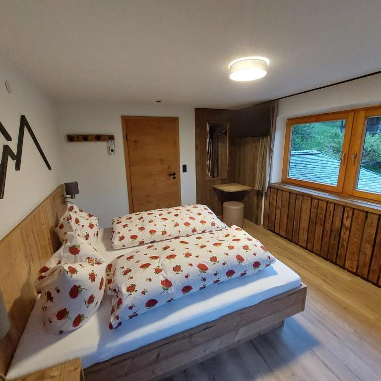 Hotel & Alpengasthof Pinzgerhof - Deluxe Dreibettzimmer mit Balkon - 8