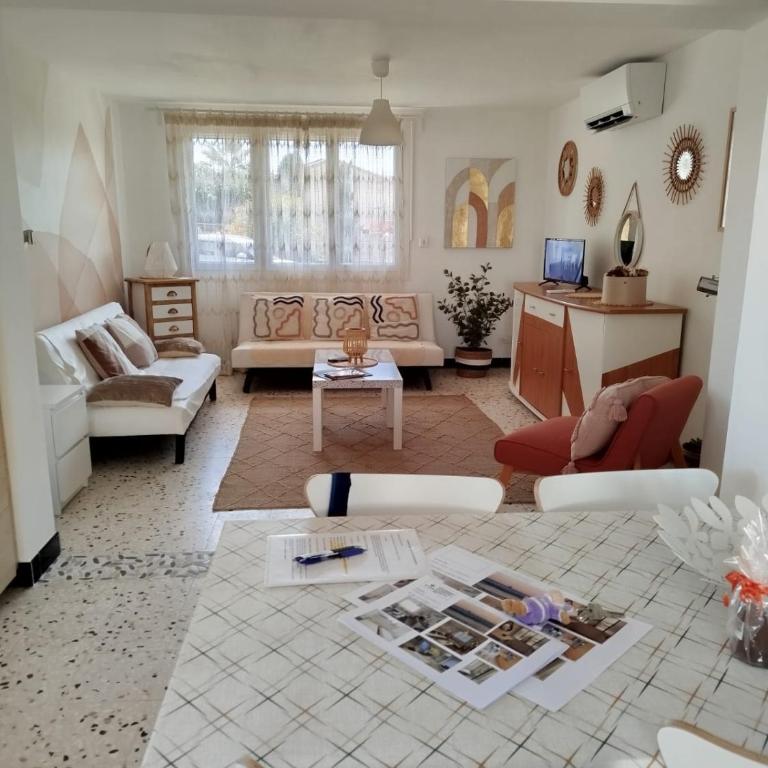 Villa climatisée, proche mer, 2 grands appartements indépendants, parking, WIFI - Maison 2 Chambres - 5