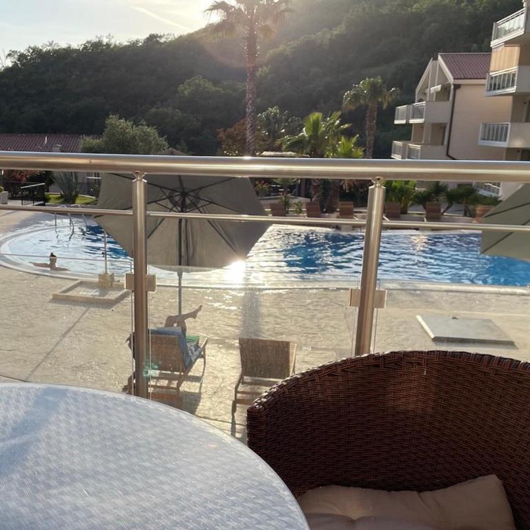 Sunset Poolside Retreat BlueH - Apartman sa 2 Spavaće Sobe i Pogledom na Bazen - 21