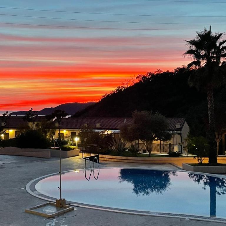 Sunset Poolside Retreat BlueH - Apartman sa 2 Spavaće Sobe i Pogledom na Bazen - 26