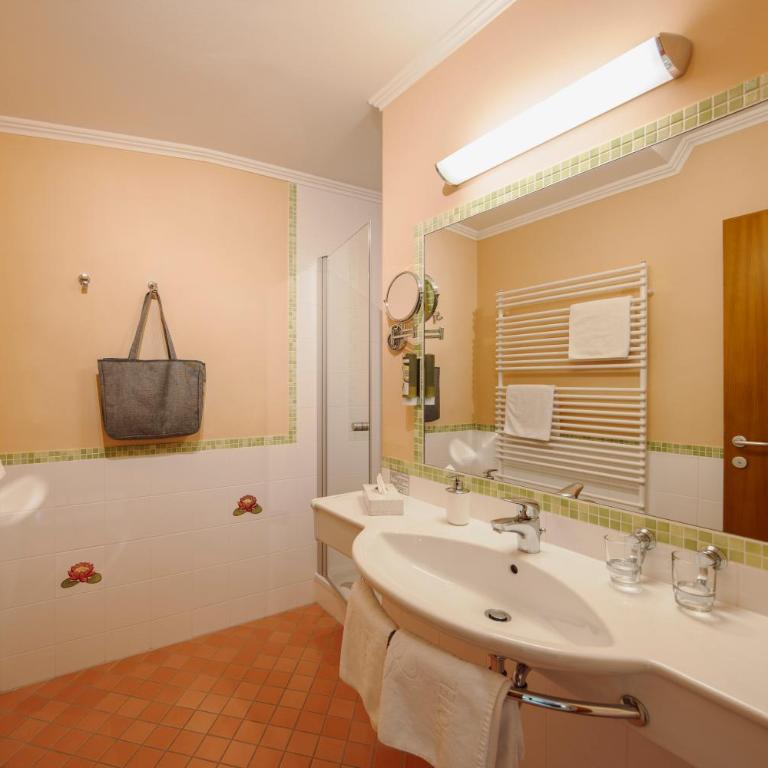 Hotel Seerose - Doppelzimmer mit Bergblick - 2