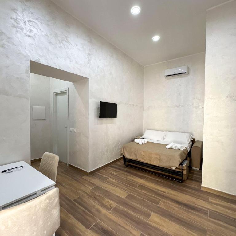 DUOMO 50 NAPOLI Boutique Rooms - Quadruple Room with Balcony - 9