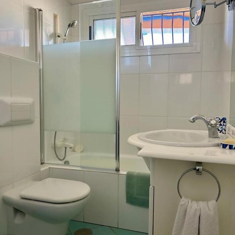 Apartamento luminoso frente al mar con piscina - Two-Bedroom Apartment - 11