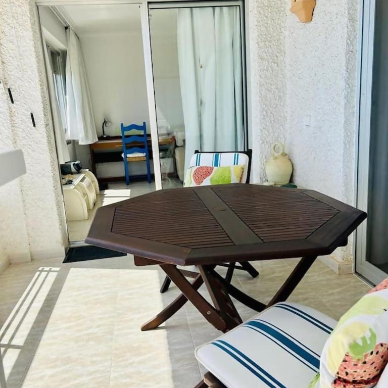 Apartamento luminoso frente al mar con piscina - Two-Bedroom Apartment - 13
