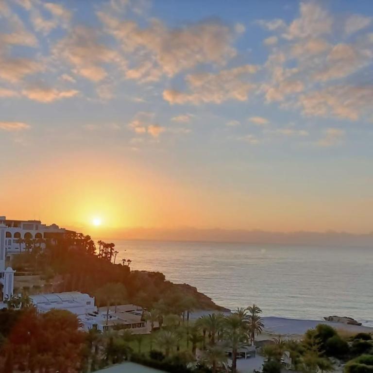 Apartamento luminoso frente al mar con piscina - Two-Bedroom Apartment - 16