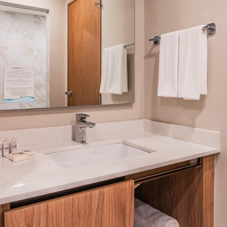 Wyndham Garden Mazatlan Marina - King Room - Non-Smoking - 6
