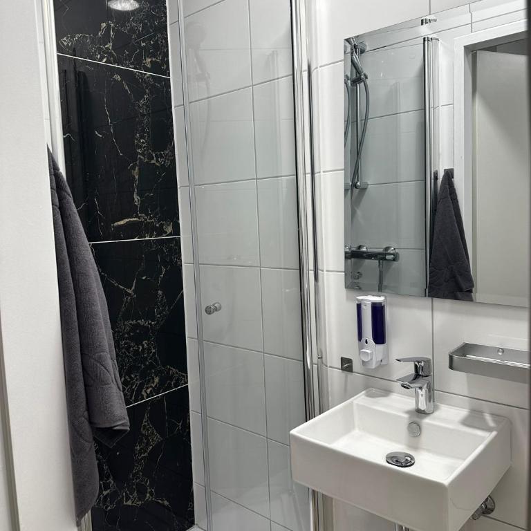 Hotel Central Linz - 24h Self-Check-in - Deluxe Einzelzimmer - 5