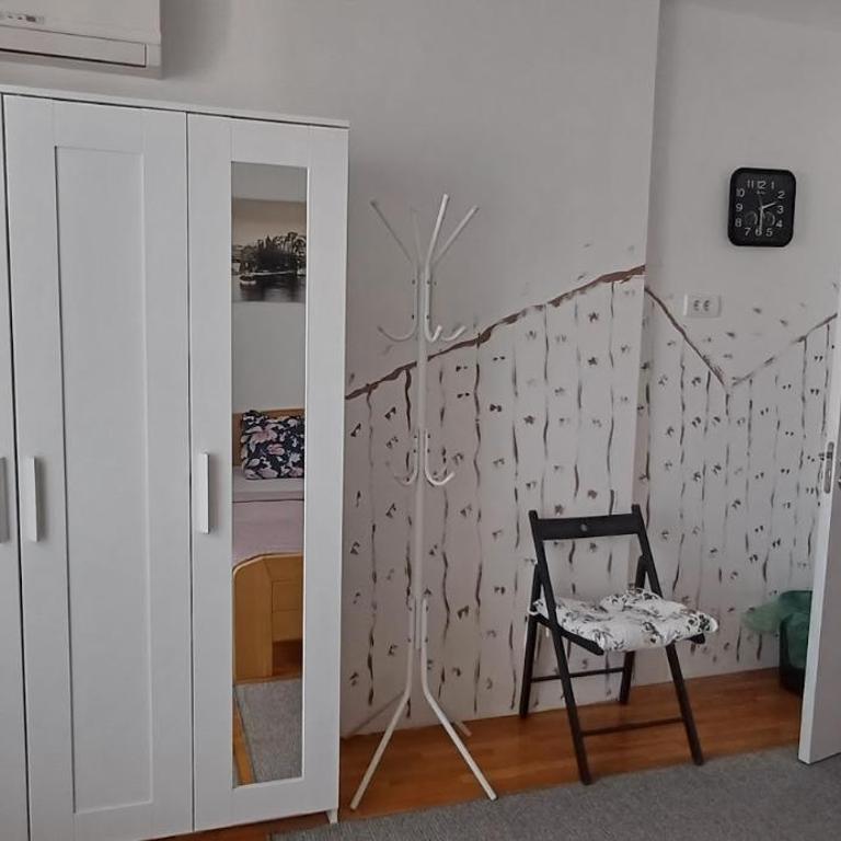 apartman Neva - Standardna Dvokrevetna Soba sa Bračnim Krevetom i Zajedničkim Kupatilom - 1