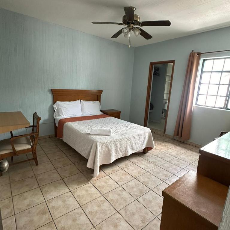 Suites Chingón - Habitación Doble con baño privado - 7