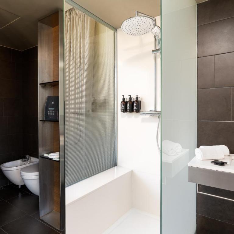B Hotel - Deluxe Double Room - 5