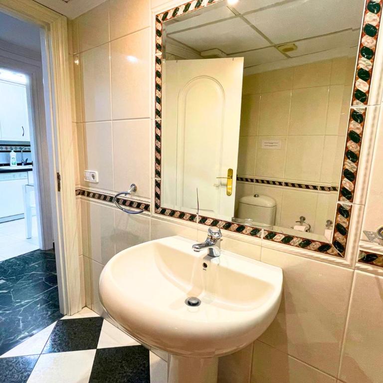 Home4u Fuente Nueva - Three-Bedroom Apartment - 25
