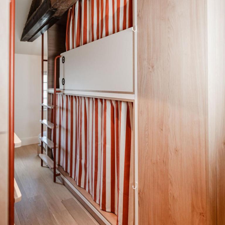 CENTRAL Hostel La Rochelle Centre - 10-Bed Mixed Dormitory Room with Shower Room - 2