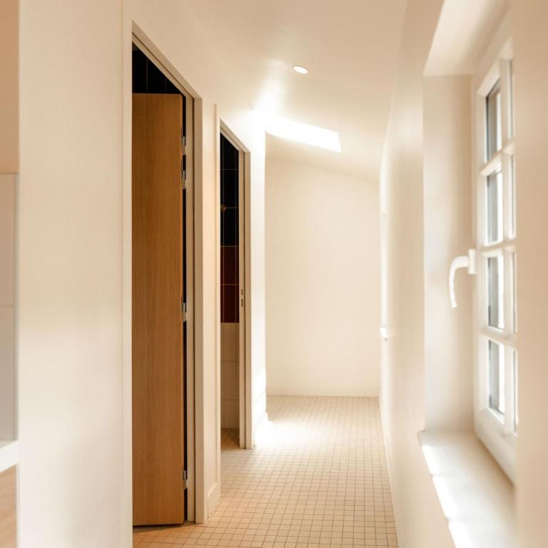 CENTRAL Hostel La Rochelle Centre - 10-Bed Mixed Dormitory Room with Shower Room - 4