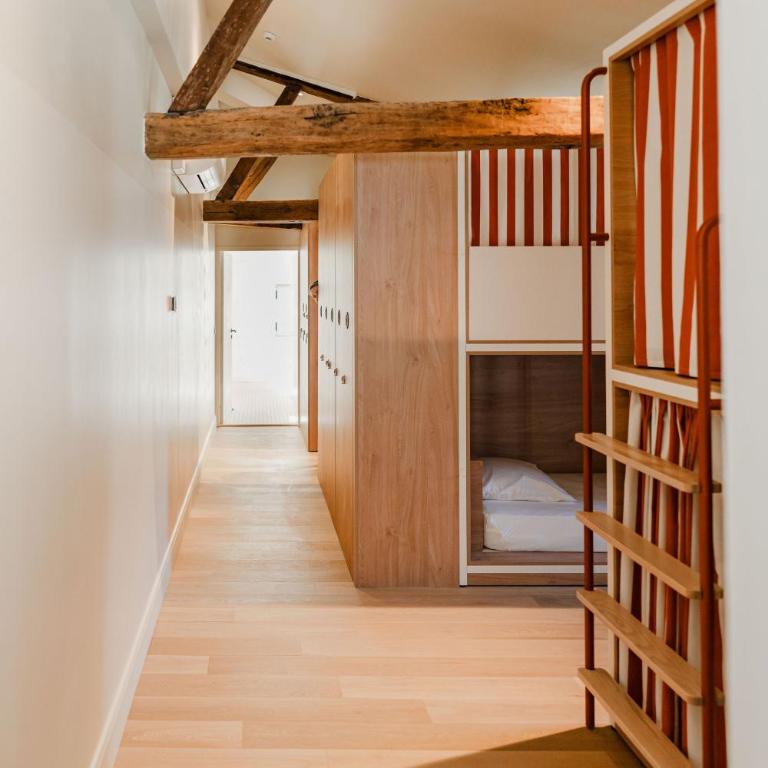 CENTRAL Hostel La Rochelle Centre - 10-Bed Mixed Dormitory Room with Shower Room - 5
