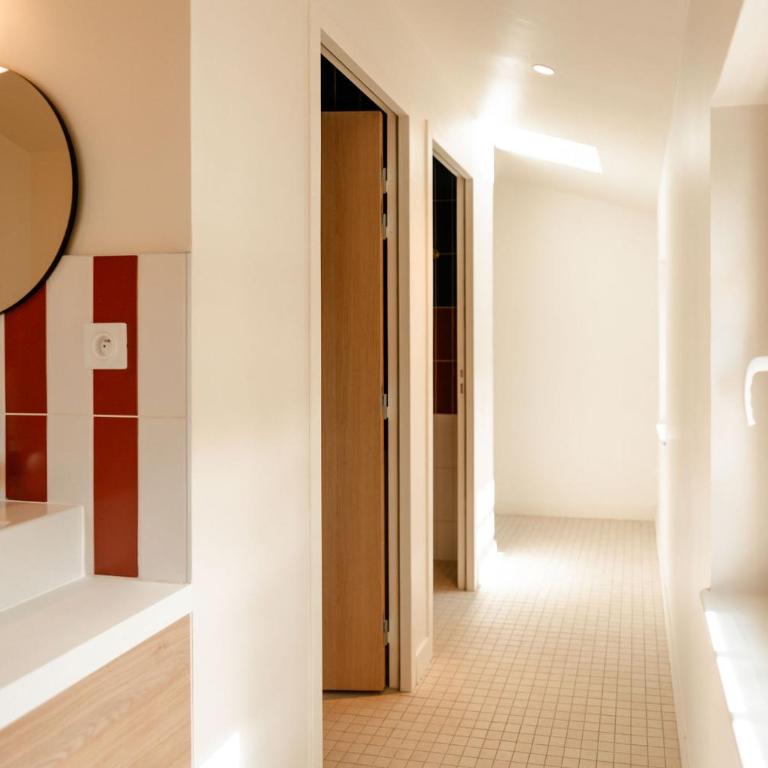 CENTRAL Hostel La Rochelle Centre - 10-Bed Mixed Dormitory Room with Shower Room - 7