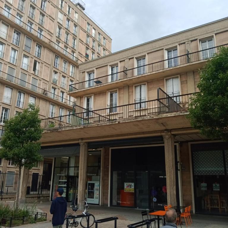 Appartement PERRET 105 rue Victor Hugo, lumineux, plein centre, Parking privé, Arrivée autonome, Tout à pied - Apartment mit 1 Schlafzimmer - 13