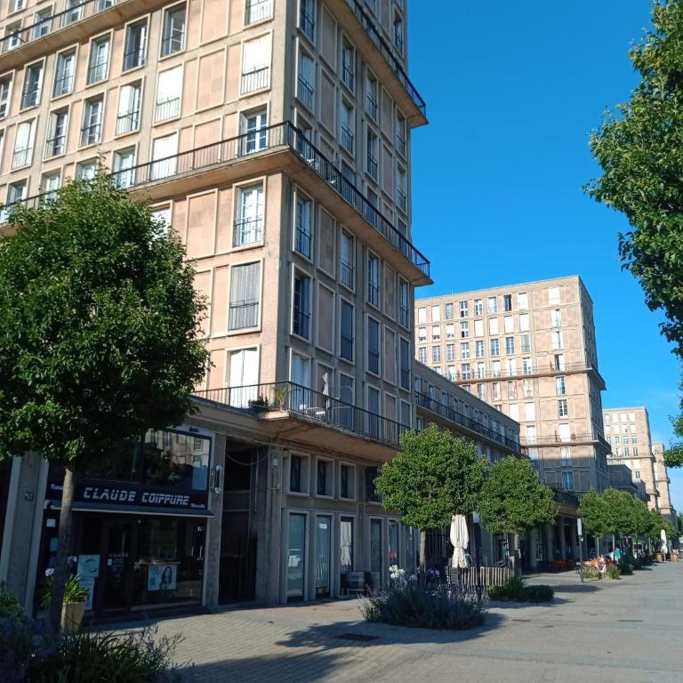 Appartement PERRET 105 rue Victor Hugo, lumineux, plein centre, Parking privé, Arrivée autonome, Tout à pied - Apartment mit 1 Schlafzimmer - 12