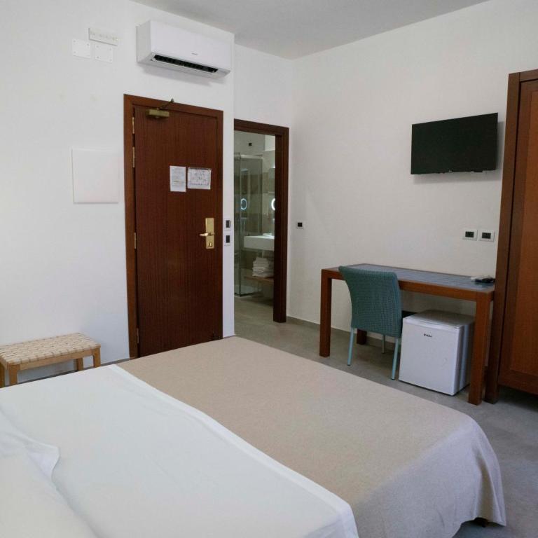 Petit Hotel - Camera Matrimoniale/Doppia con Letti Singoli - 10