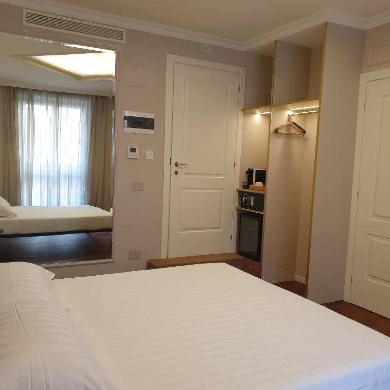 Appian Private Suites - Double Room with Terrace - 7