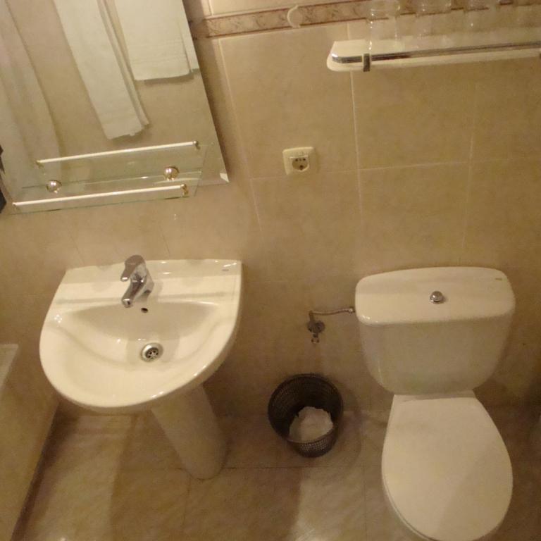 Hostal Zamora - Quadruple Room - 5