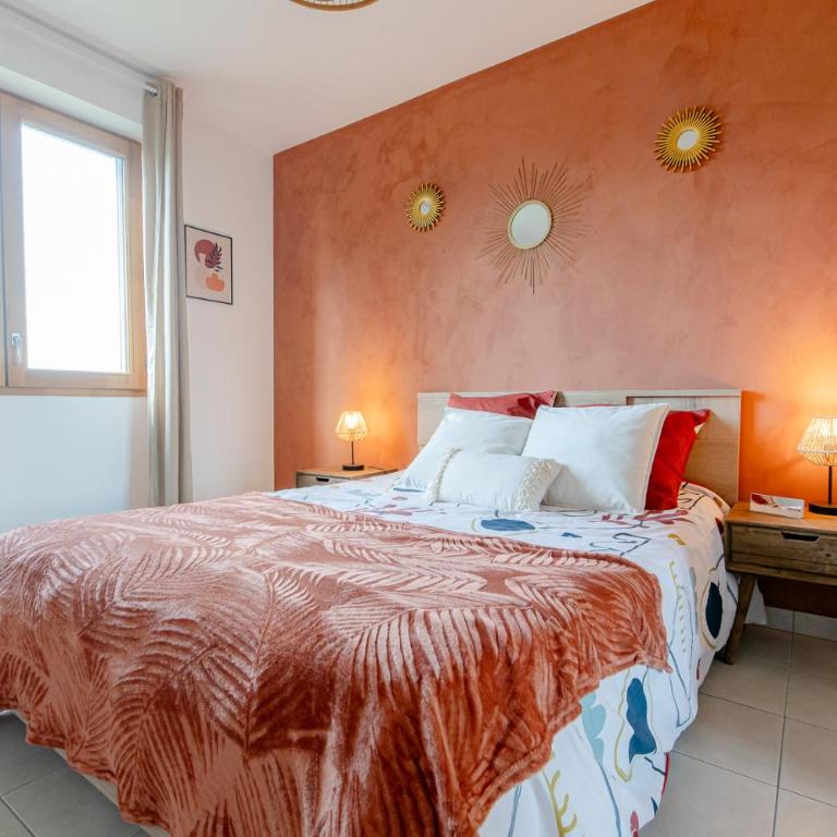 LE PETIT SÉSAME appartement 70m2 avec terrasse et jacuzzi cosy idéal groupe, capacité 6 personnes , 2 chambres,canapé lit, proche Stade De France, Wifi Parking privé très bon rapport qualité prix - Two-Bedroom Apartment - 8