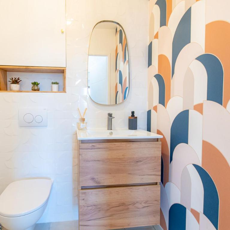 LE PETIT SÉSAME appartement 70m2 avec terrasse et jacuzzi cosy idéal groupe, capacité 6 personnes , 2 chambres,canapé lit, proche Stade De France, Wifi Parking privé très bon rapport qualité prix - Two-Bedroom Apartment - 39